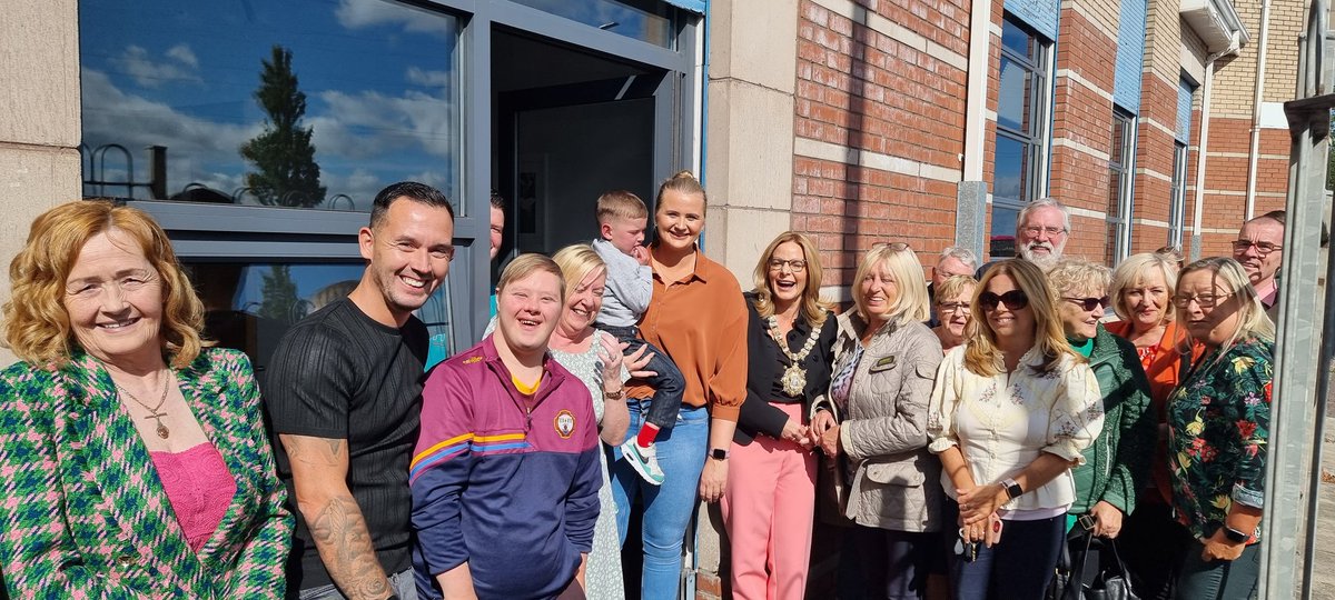 CllrBlack's tweet photo. Celebrating the official opening of @aislingreillysf Black Mountain Constituency Office on Springfield Road. 

Ádh Mór Aisling and wider Black Mountain team 👏👏

@micheald84 @RonanMcL93 @GerryAdamsSF @PaulMaskeyMP @belfastsinnfein https://t.co/46ZgNncxik