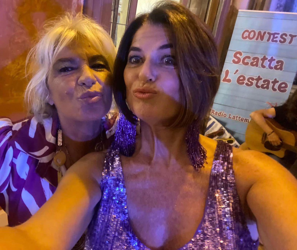 LatteRadio's tweet photo. Sud, Sud… 🎶🔆🎶
Nuie simm' d'o Sud!… 💛🧡🤎

#PietraMonteCorvino #MonicaSarnelli

“SCATTA L’ESTATE” 📸🔆📸
Serata finale del concorso SCATTA L ESTATE
Dove: Villa Domi | Napoli 
@pietramontecor1 
@monica_sarnelli 
Due voci, del Sud, che si vogliono bene! https://t.co/vSJq0QK2Y1