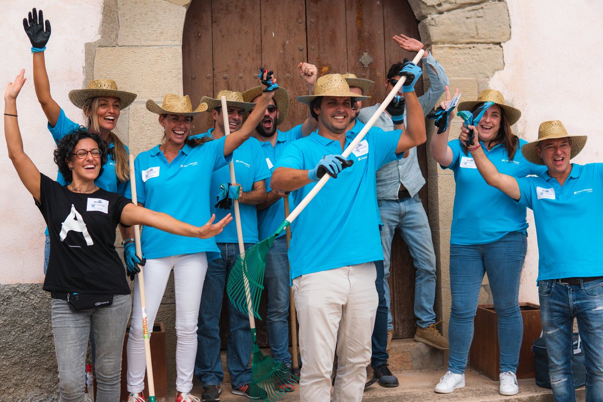 Ampans's tweet image. 🌱 Hem acollit una trobada de Team Building molt especial a #Urpina. Ens han visitat 130 directius de @caixabank Payments&amp;amp;Consumers, que han col·laborat amb persones de l'entitat plantant arbres autòctons i plantes aromàtiques a la finca. Gràcies per escollir-nos!