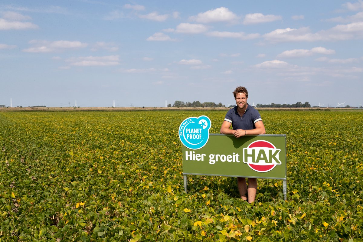 Na een succesvolle proef samen met @CZAVvoorboeren stapt #HAK dit jaar volledig over naar grote rode kidneybonen van Nederlandse bodem. De kidneybonen hebben het topkeurmerk #OnthewaytoPlanetProof gekregen. Meer weten? Kijk op bit.ly/3qJGjzu