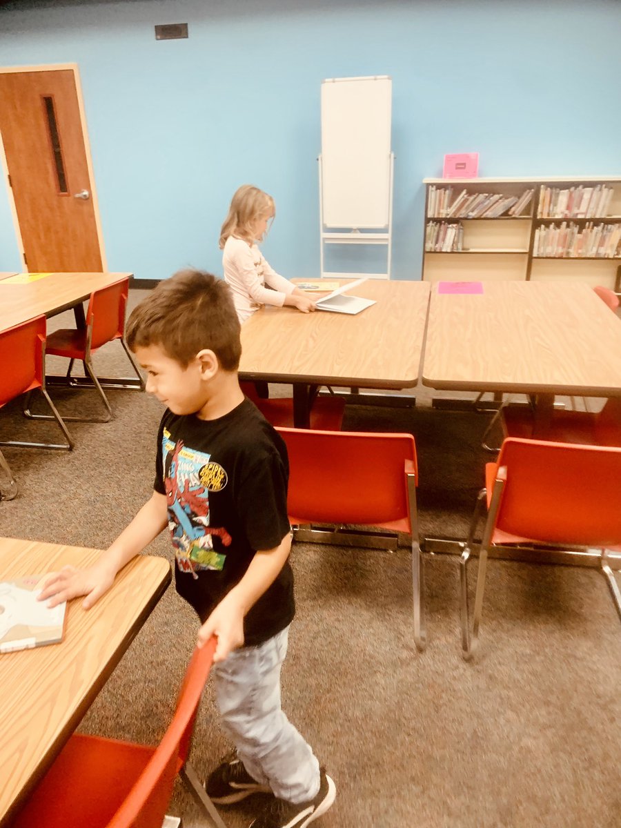 sambattleson's tweet image. My AMAZING first graders blew me away this week with their book selection skills. I was so proud of them! #librarylife #educatingreaders @silbernagel @DickinsonISD