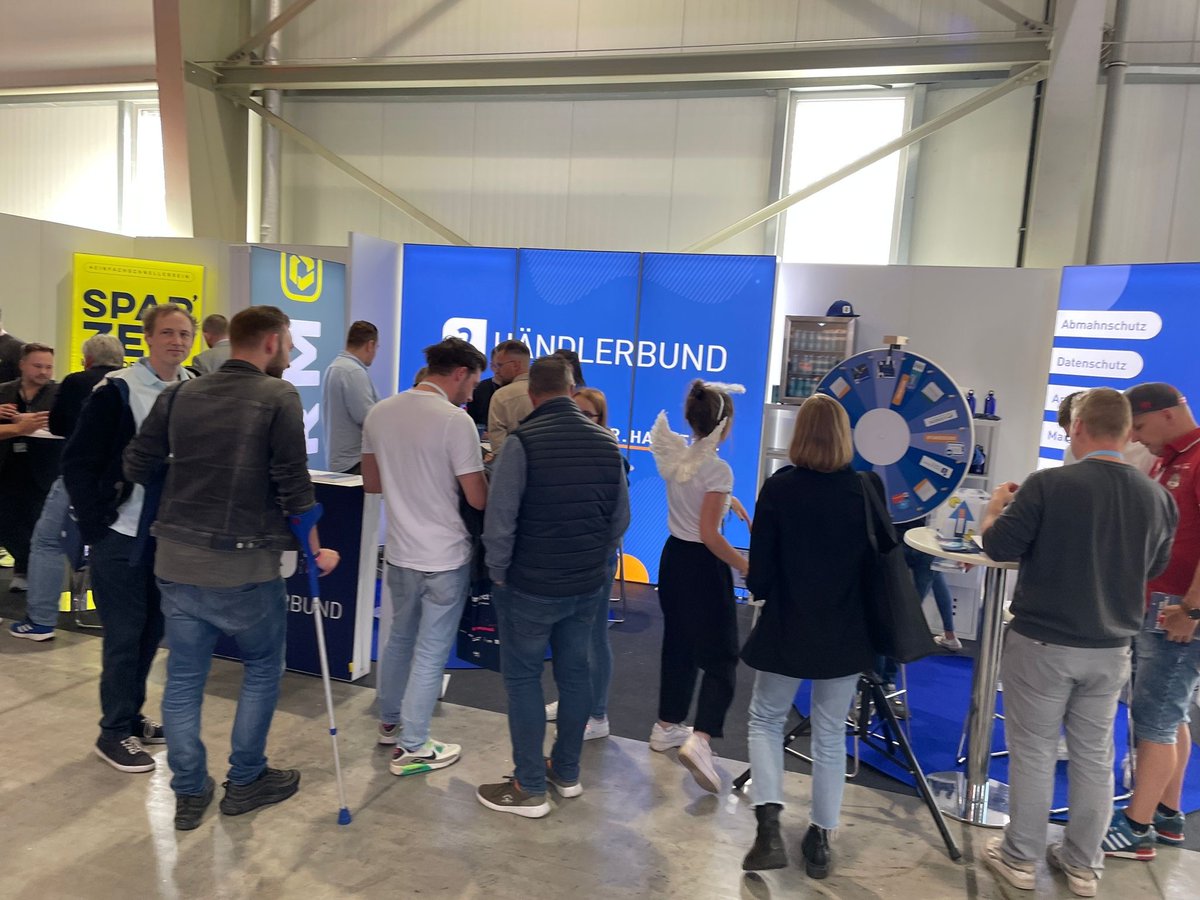 Haendlerbund's tweet photo. Bei @eag_de vorbeigeschaut und dann fix zurück zu unserm Stand gehuscht, bevor er umgerannt wird! 😂 #jtlconnect @JTLSoftware 🙌 https://t.co/yJnakFeIGi