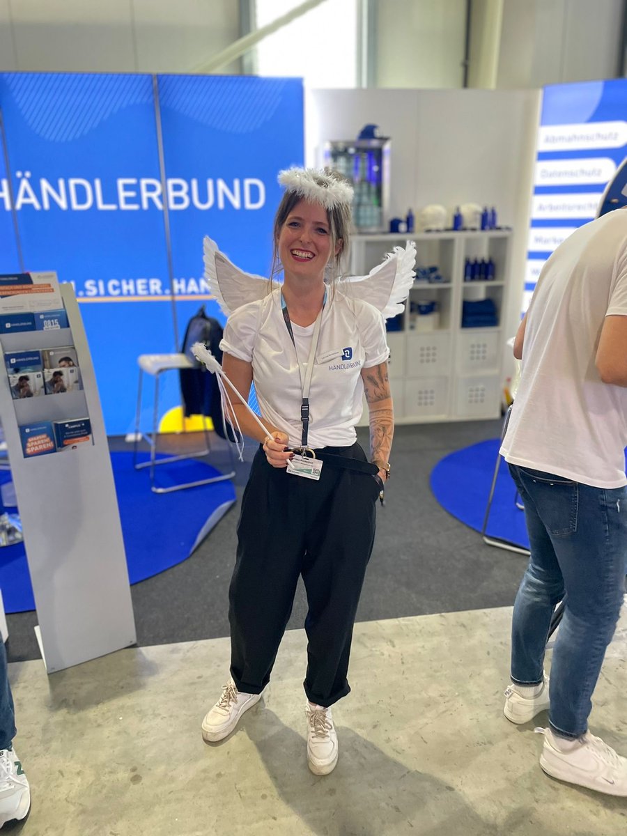 Haendlerbund's tweet photo. Bei @eag_de vorbeigeschaut und dann fix zurück zu unserm Stand gehuscht, bevor er umgerannt wird! 😂 #jtlconnect @JTLSoftware 🙌 https://t.co/yJnakFeIGi
