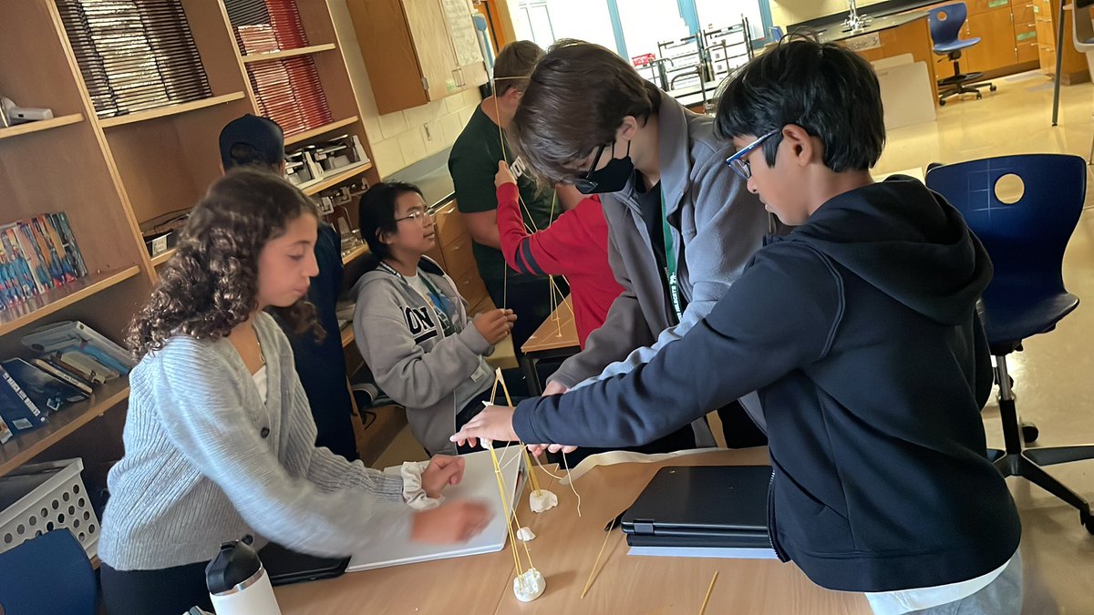 BrookesArtClass's tweet photo. @Mrs_Pulsifer class- Thinking like a Scientist @novi_ms #novipower https://t.co/eMcQqqCLoM