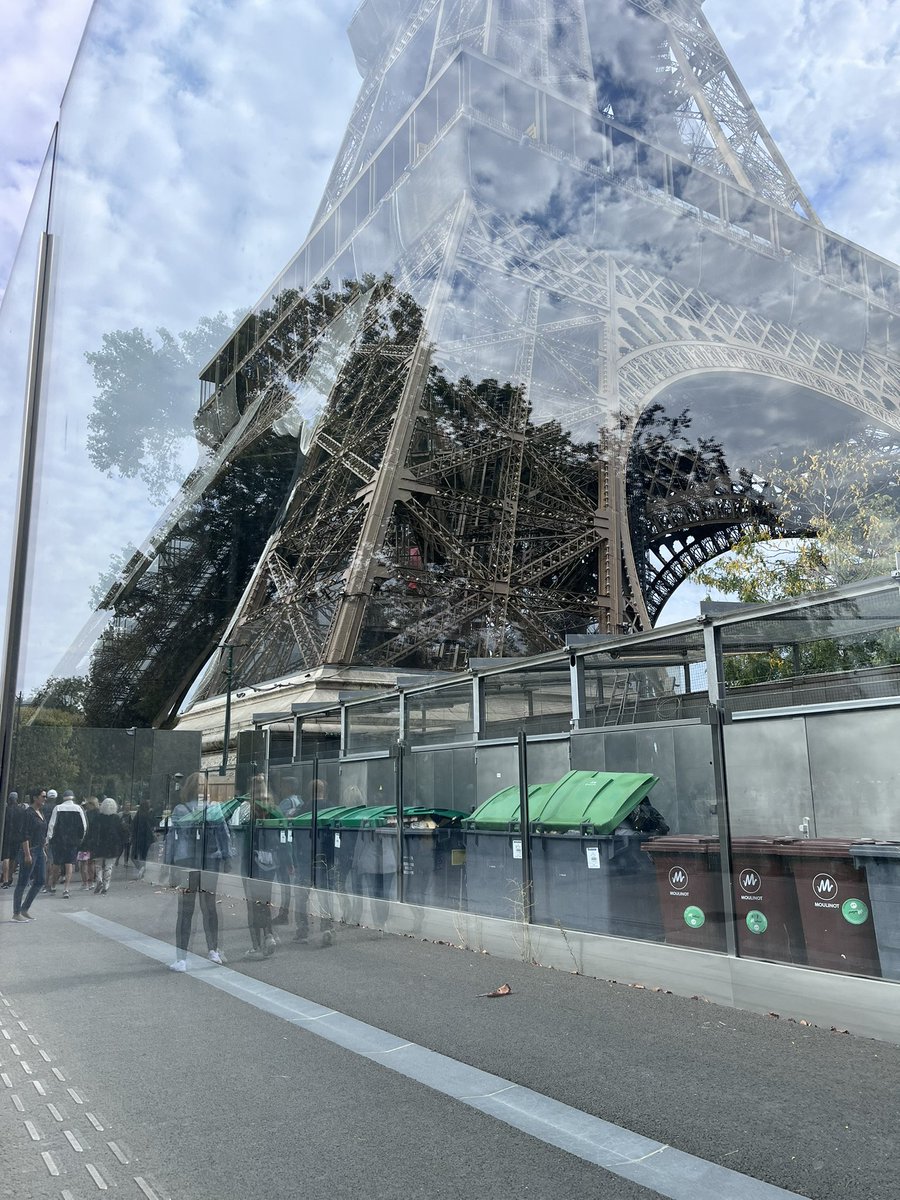 Au pied de la <a href="/LaTourEiffel/">La tour Eiffel</a>, Paris et ses poubelles bien alignées #saccageparis <a href="/saccageparis/">#saccageparis</a>