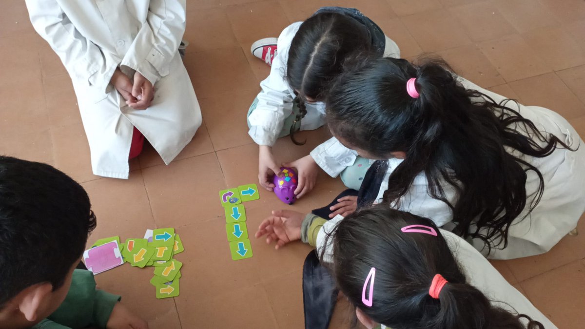 dteav_dgeip's tweet photo. 🆕 ¡Seguimos de viaje con Doc🤖!
Hoy Doc y sus amigos conocieron a los alumnos y alumnas de un 3ero de la #Escuela178 de #Casavalle. Allí se realizó una propuesta de ✨programación✨ para fomentar el desarrollo del Pensamiento Computacional.

@CentroCtec 

#DTEAV https://t.co/zUMxNC7tx8