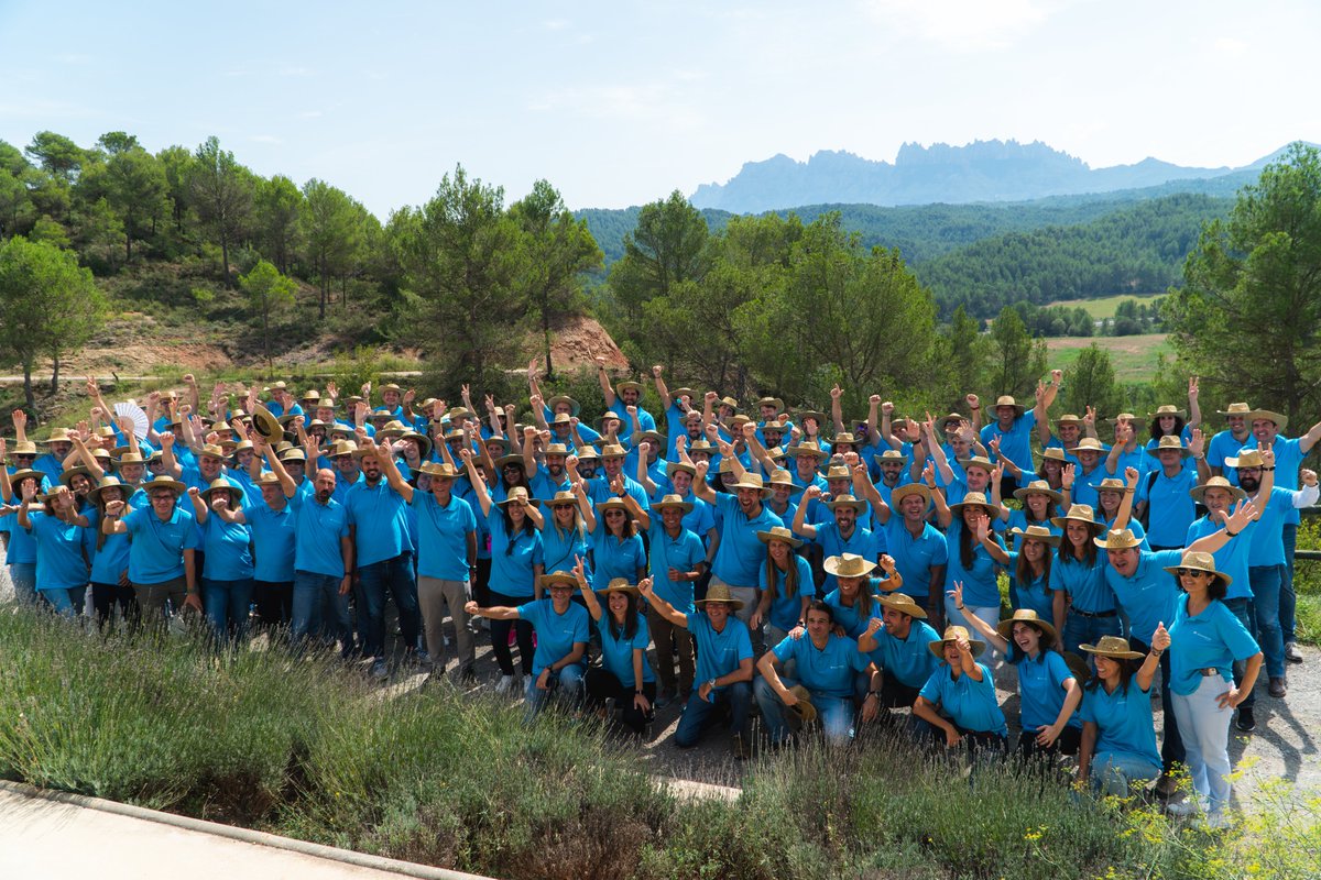 Ampans's tweet image. 🌱 Hemos acogido un encuentro de Team Building muy especial en #Urpina. Nos han visitado 130 directivos de @caixabank Payments&amp;amp;Consumers, que han colaborado con personas de la entidad plantando árboles autóctonos y plantas aromáticas en la finca. ¡Gracias por elegirnos!