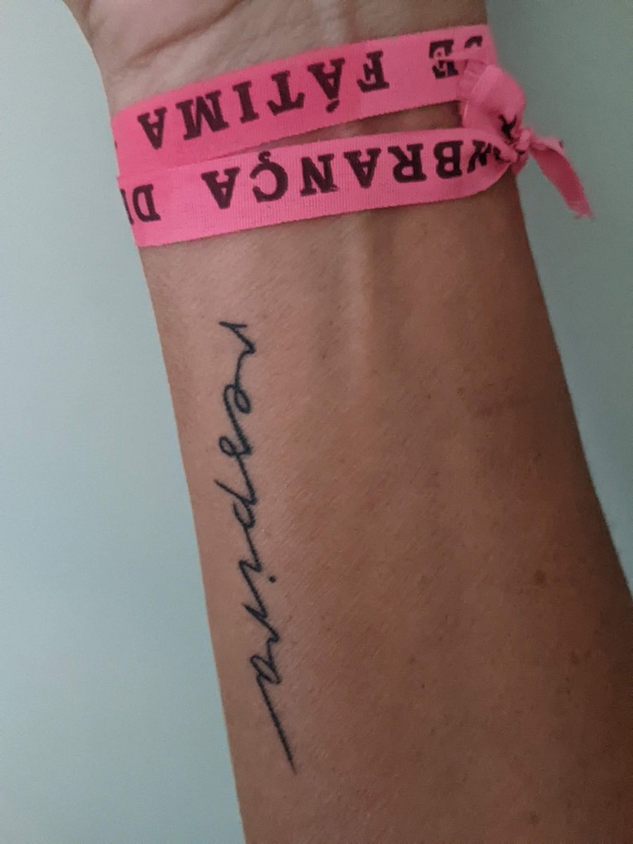 ConchiMillan's tweet photo. Yo quiero mucho a esta mujer @Demasiaupalbodi ❤❤ porque me lo demuestra y me hace regalos bonitos #PulseraDeFátima ❤❤ y te lo quiero volver a decir . Mi AMIGA ❤❤ Única ella mi Marita ❤❤ https://t.co/6afEkKMyO8
