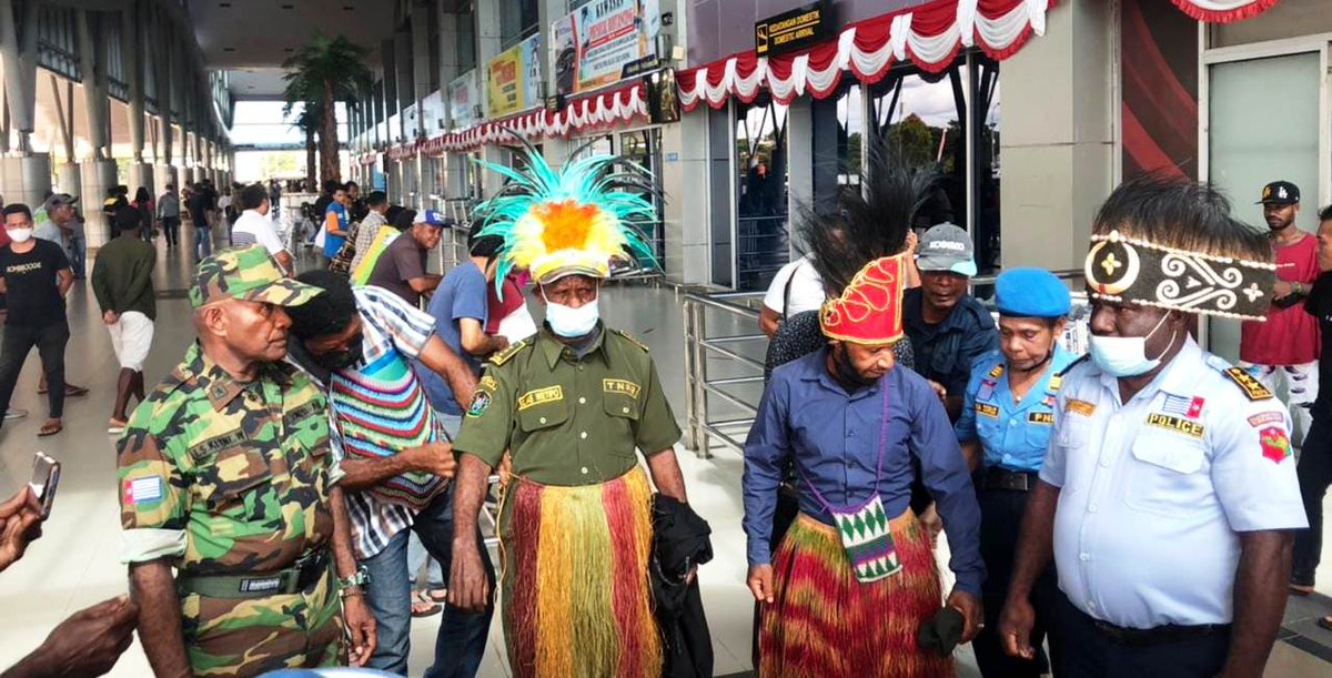 phaulheger's tweet photo. 3 Staf Khusus Presiden Kunjungan Kerja di Negara Bagian Doberay - Sorong Raya https://t.co/m8y8O3YW6A https://t.co/N3RYySJG9R