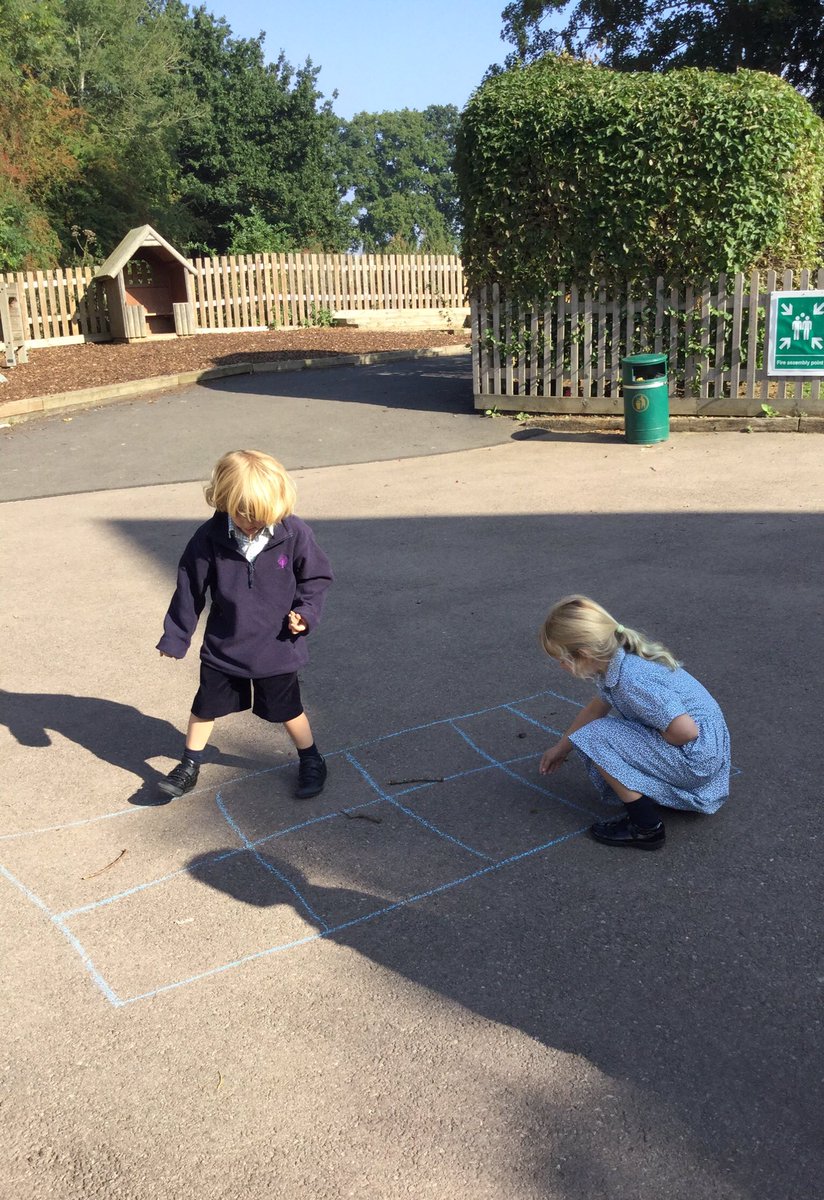 CarrdusYear1's tweet photo. The perfect day for maths outside! We had lots of fun exploring 10 frames and using natural counters. #carrdusschool https://t.co/UXW9hsn2Ng