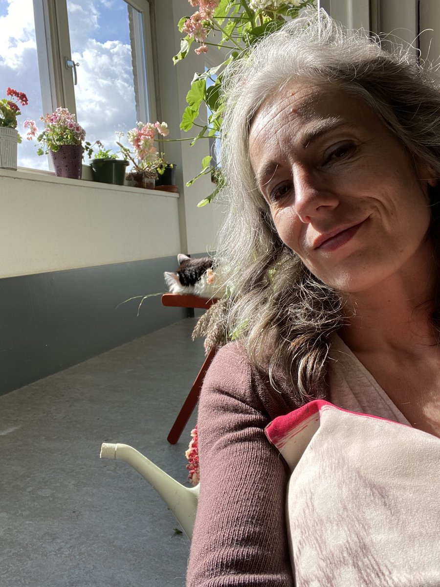 ProudMaryMe's tweet photo. Aan het ‘nakateren’ (dank @BramaEster voor de term) in de zon, in de voordeur van mijn appartement.
#pasopdeplaats
#levenmetnah https://t.co/9kPpR8ScG3