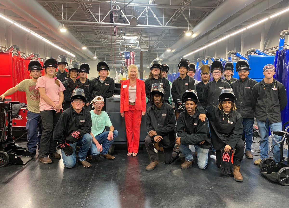 gohgtc's tweet photo. Dr. Marilyn Murphy Fore, HGTC President, enjoyed meeting with the largest HGTC welding class on the Georgetown Campus at the Georgetown Center for Advanced Manufacturing. #fallsemester #welding #proudtobehgtc #techgators https://t.co/FsZxPUBNnZ