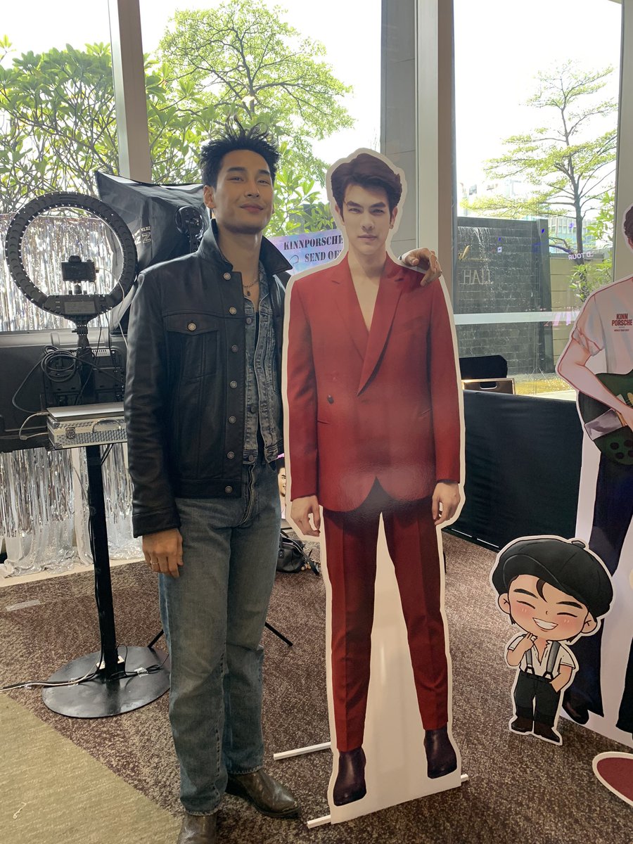 milephak_family's tweet photo. อาโปก็มาคุยกับพี่มาย 😂😂

#KPSendOff 
@milephakphum @Nnattawin1 
#MilePhakphum https://t.co/NMe0rggwFy