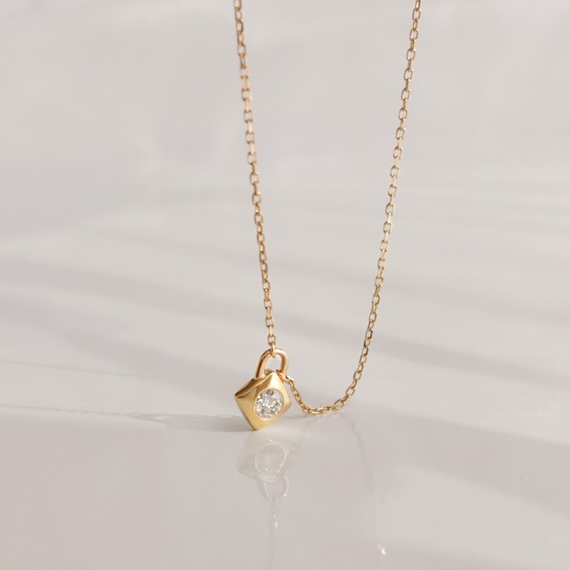 Ruifier's tweet photo. Chain reaction | A staple diamond encapsulated by the finest 18ct yellow gold crafts the Haven Core Diamond Necklace.  #RUIFIER