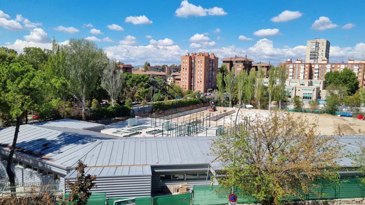 En un Madrid no muy lejano aquí hubo césped y árboles.
- Nosotras: ¡queremos más árboles y más piscinas para el verano! 
- El ayuntamiento: Pues toma hormigón, pádel y bajona de piscina