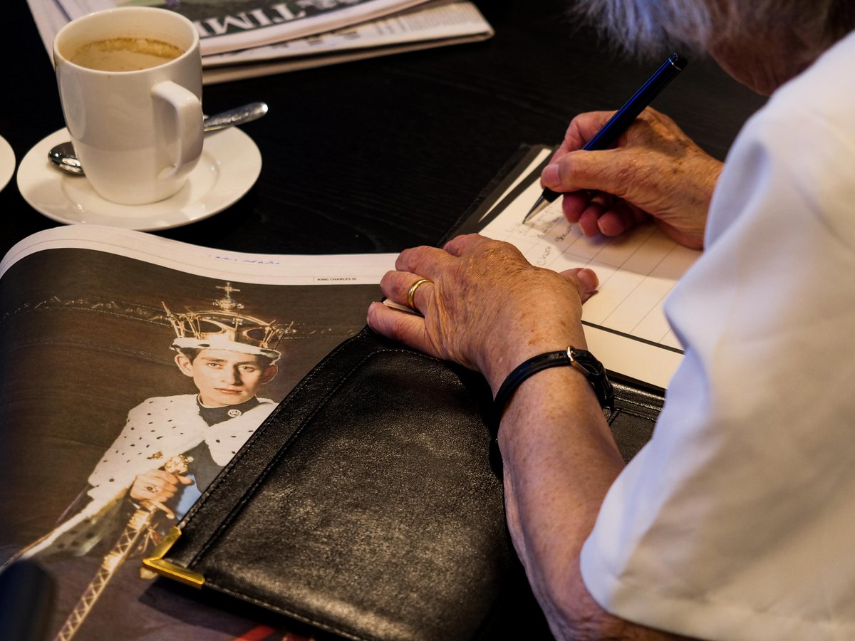 The Lord Mayor Exeter has begun visiting care homes across the city to allow residents to sign books of condolence to Her Majesty, Queen Elizabeth II.

Find out more: news.exeter.gov.uk/lord-mayor-of-…