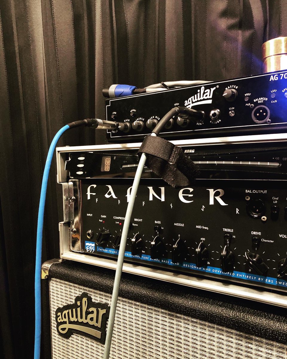 TSHOW4's tweet photo. アンプ周りのケーブル、シールドを全部NUDE CABLE🎸
今日は第一弾が届いて先ずシールドと電源ケーブルをチェックしました🔥
良質なプリアンプ、コンプを通したような質感です。ドーピングしたような増し感はないです。全弦のバランスと音質が完璧に出力されます✨
#thenudecable
#aguilar
#ebs https://t.co/IMYN7RZN0z