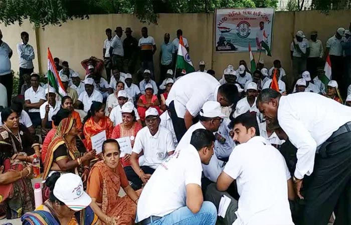 gujratsamachar's tweet photo. નિવૃત આર્મી જવાનોના આમરણ ઉપવાસ સમાપ્ત, આંદોલન યથાવત રહેશે
#Gujarat #Gandhinagar #ExSoldiers #PendingDemand #ExSoldiersAgitation
https://t.co/R9o4wZ68KR https://t.co/ScZz2nmwda