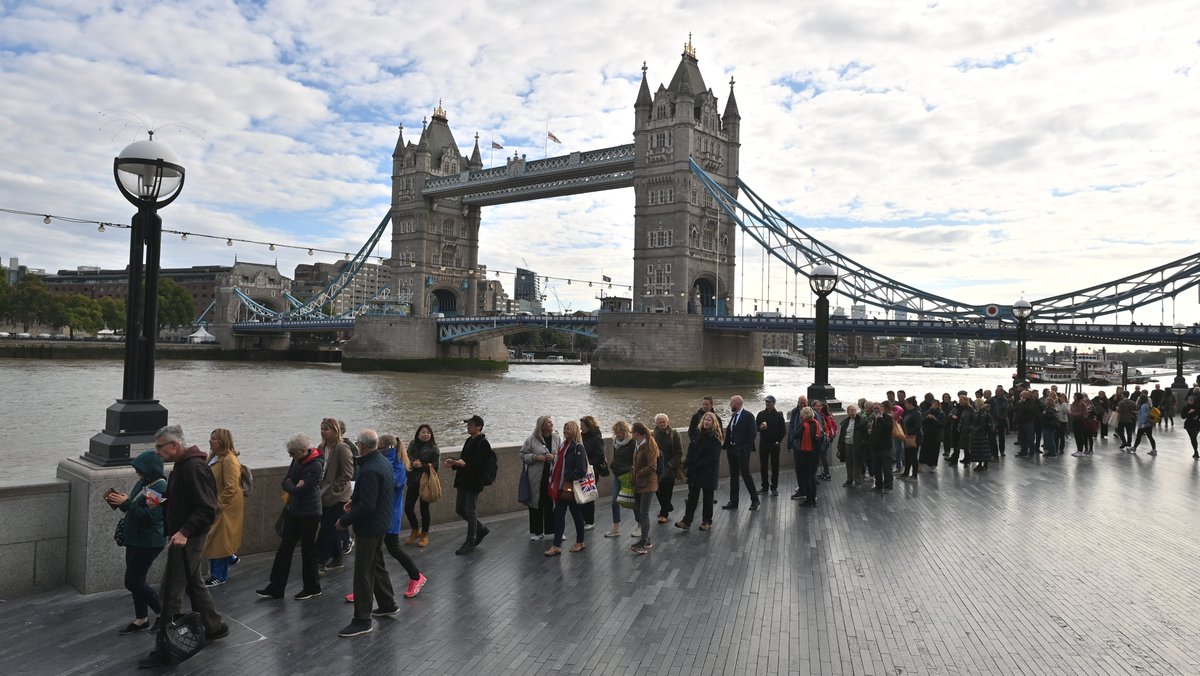 Telegraph's tweet photo. NEW: The queue to see the late Queen lying in state has shut "for at least six hours" because the entry point has got too busy, the Government has said

Read more: 
https://t.co/ZEniWYLnzF https://t.co/HMahbpo1PX