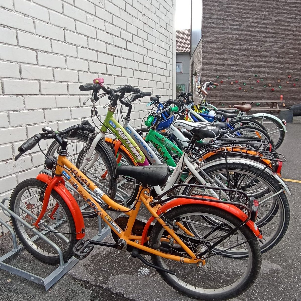 Transport_EU's tweet photo. Happy European #MobilityWeek!
What better way to kick it off than at a school where most children arrived by🚶/🚴 this morning! #StrapDag
Big thank you to the team of De Kleine Wereld in Asse🇧🇪 f. the warm welcome & your efforts to ensure safe & green mobility f. your students! https://t.co/0qpLMnMQyn