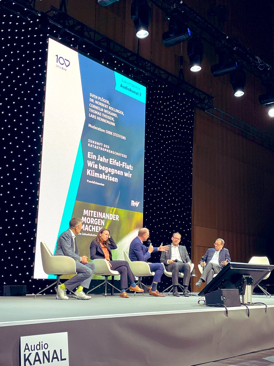 Wir brauchen neue Rahmenbedingungen: Derjenige, der die Umwelt verschmutzt, darf nicht mehr verdienen als der, der sie bereinigt. Das „Weiter so!“ kostet uns Stillstand und die Transformation schützt uns!  #klimawandel #katastrophenschutz #zukunftsfestival <a href="/ruv_news/">R+V News</a>