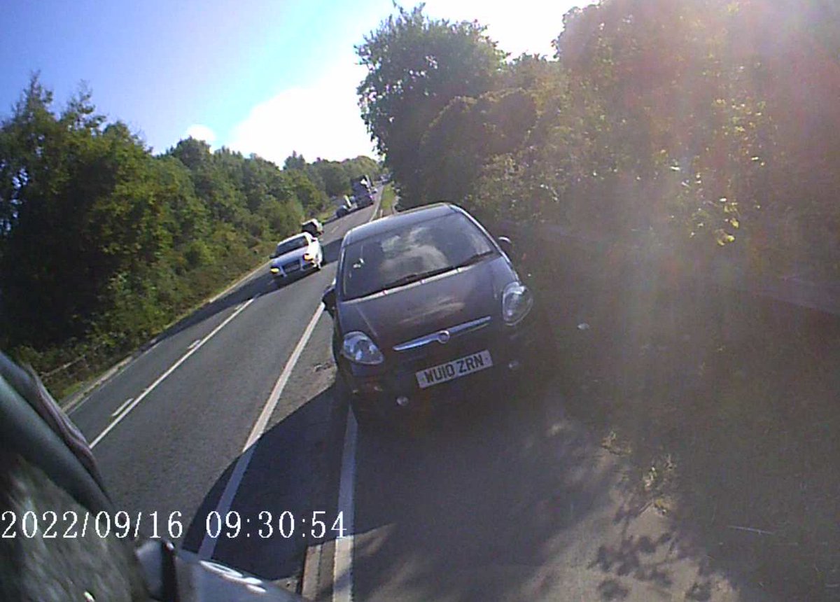 WU10 ZRN - conveniently left blocking the entire southern cycle path/pavement on the A40 at Cassington Halt this morning. @BadlyParkedOx @YPLAC