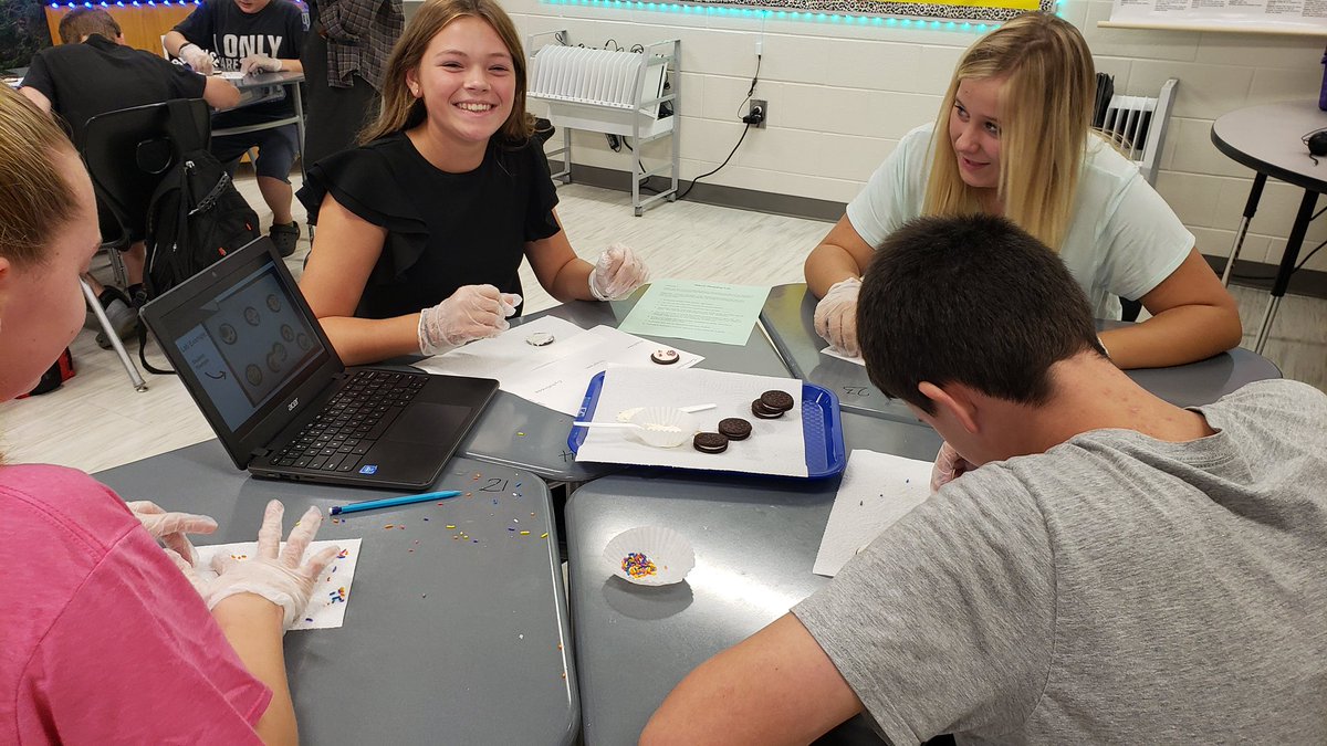 thostacy's tweet photo. We had so much fun constructing models of mitosis with cookies and sprinkles! https://t.co/1tSROpjaCh