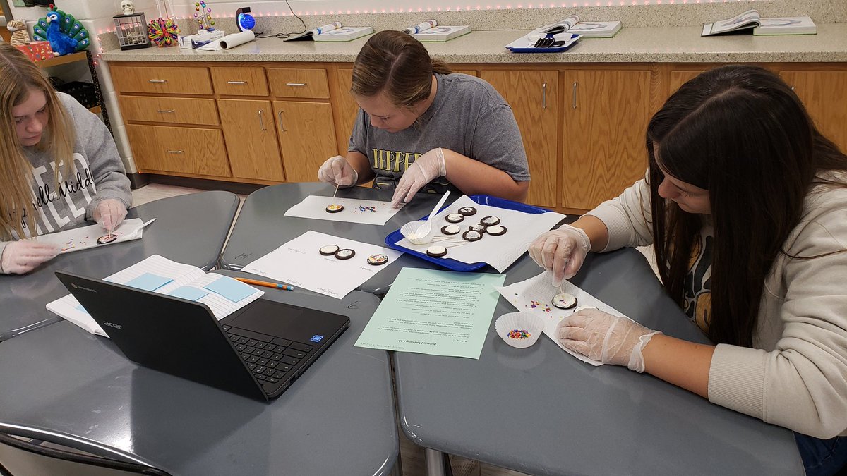 thostacy's tweet photo. We had so much fun constructing models of mitosis with cookies and sprinkles! https://t.co/1tSROpjaCh