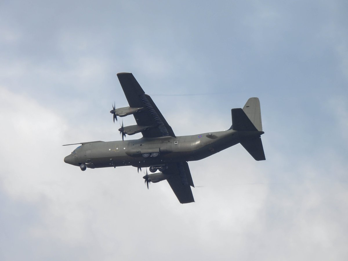 EHEH_Spotter's tweet photo. #FalconLeap2022 #FalconLeap
2 x Precautionary Landings @ EHEH, all safe on the ground.
Well done Pilots & ATC๐ช
- RAF Lockheed Martin C-130J C4 ZH872 as flight #Rogue15 : Smoke & Fumes.
- RNLAF C-130H G-781 as flight #Rogue14 : Engine number1 shut down (see pic)
#NLspot https://t.co/gyU02uWP1P
