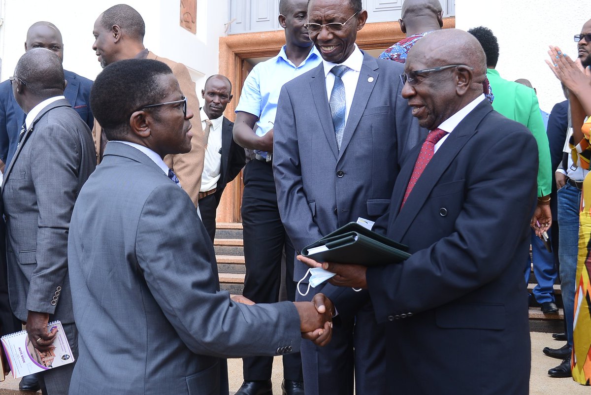 BugandaKingdom_'s tweet photo. Katikkiro asisinkanye ba Ssentebe ne ba Ssenkulu b'Ebitongole by'Obwakabaka 

Abasabye okwongeramu amaanyi n'okuyiiya obukodyo obuggya obwongera amaanyi mu ntambuza y'emirimu gyabwe ate n'okusala entotto ez'okuvvuunuka ebisoomoozo bye basanga. https://t.co/y2hrYVQleT