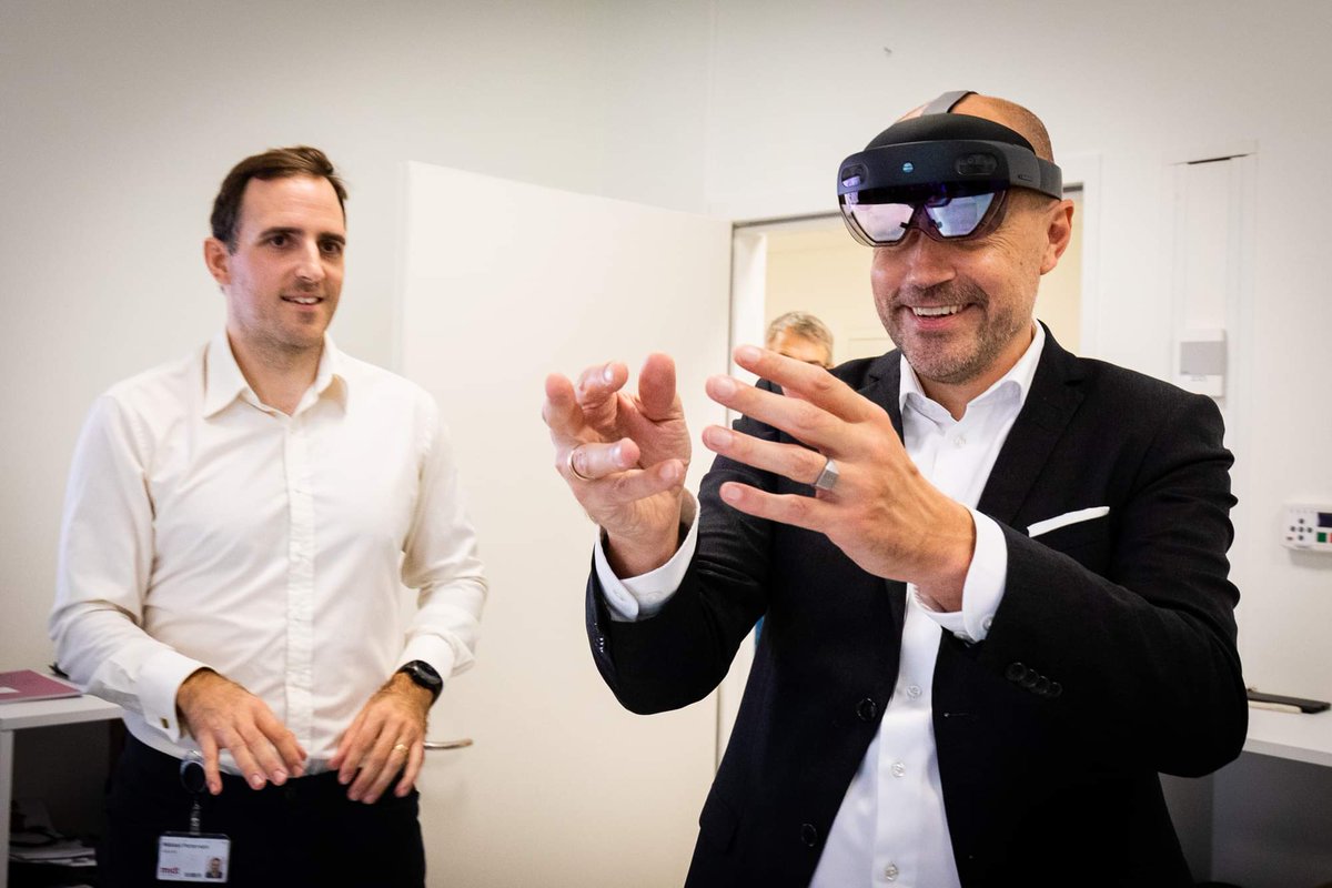 Delighted to show fellow tech-enthusiast <a href="/Heunicke/">Magnus Heunicke</a> what augmented reality technologies can bring to the clinic <a href="/AUHdk/">Aarhus Uni.hospital</a>.

Thanks to <a href="/lundbeckfonden/">Lundbeckfonden</a> for supporting my work on novel visualisation technologies for neurosurgical planning <a href="/CFIN_AU/">CFIN 🧠</a>. 
Photo from Tonny Foghmar