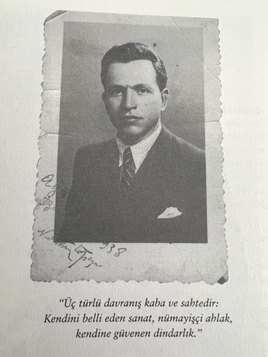 Nurettin Topçu: “ Üç türlü davranış kaba ve sahtedir : Kendini belli eden sanat, nümayişçi (gösterişçi) ahlâk, kendine güvenen dindarlık.”