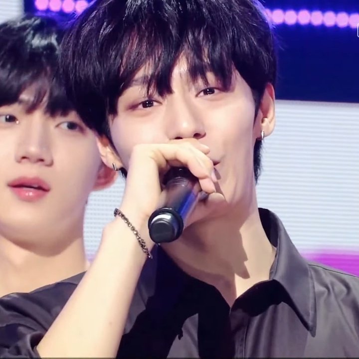 xionewring's tweet photo. u can see in oneus maknae line's eyes they're on the verge of crying,, congrats bbs 🥹💗

#SameScent3rdWin #Oneus4thWin https://t.co/yUsZLp6SqF