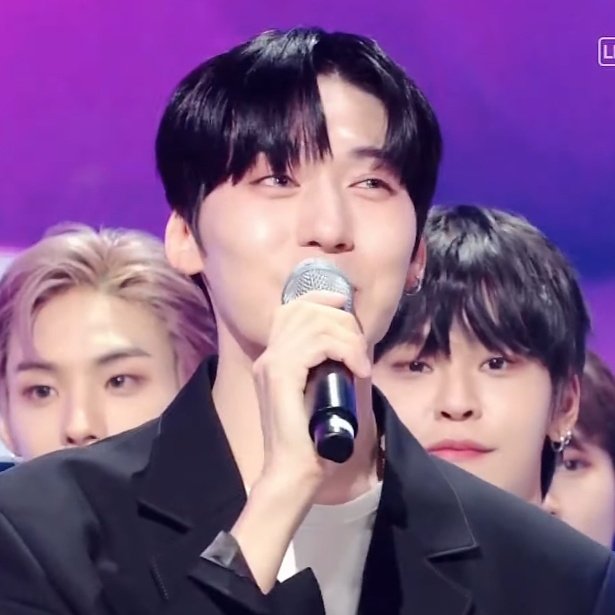 xionewring's tweet photo. u can see in oneus maknae line's eyes they're on the verge of crying,, congrats bbs 🥹💗

#SameScent3rdWin #Oneus4thWin https://t.co/yUsZLp6SqF