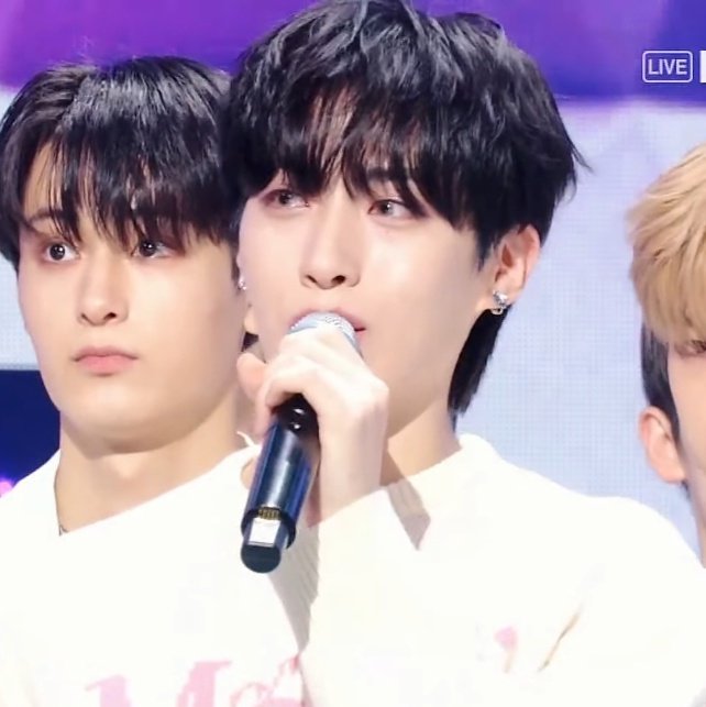 xionewring's tweet photo. u can see in oneus maknae line's eyes they're on the verge of crying,, congrats bbs 🥹💗

#SameScent3rdWin #Oneus4thWin https://t.co/yUsZLp6SqF