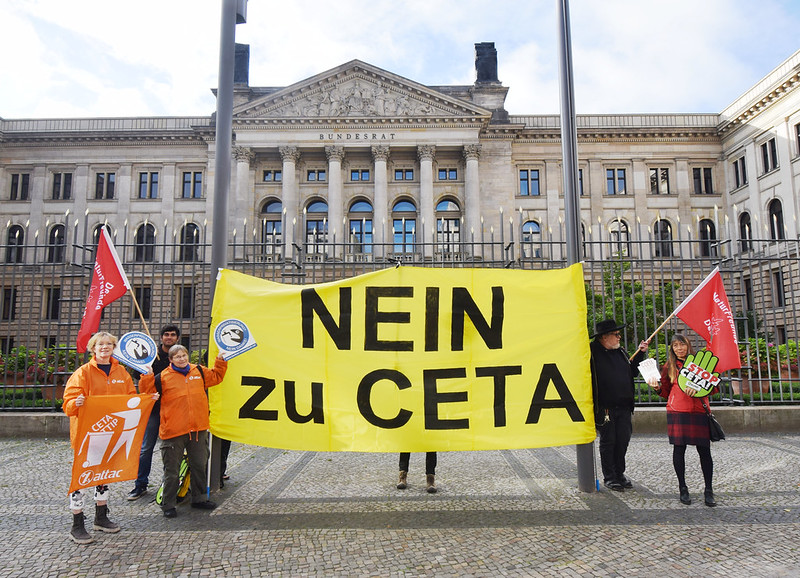 In einer Eilaktion demonstrierten wir heute gegen das Statement des @bundesrat zu #CETA. Das Abkommen ist auch eine Gefahr für die Daseinsvorsorge der Länder! #StopCETA @Die_Gruenen @dieLinke @spdde! #Klimakrise