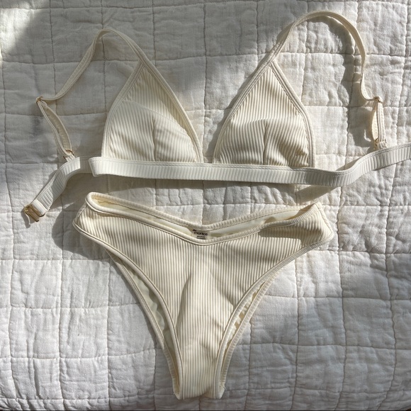 Dalia72642350's tweet photo. So good I had to share! Check out all the items I'm loving on @Poshmarkapp #poshmark #fashion #style #shopmycloset #evanpicone #montce #reebok: https://t.co/o6WErBlWx5 https://t.co/xA9kxvIQpL