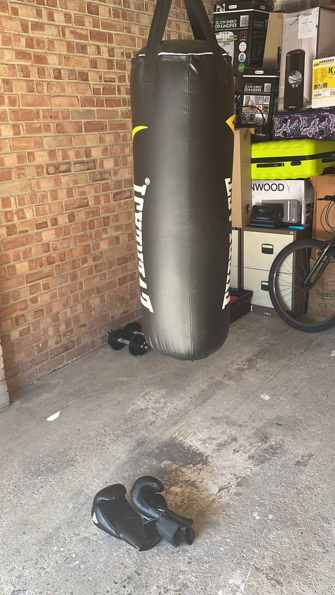 HamptonRj's tweet photo. Another morning of smashing the bag ๐ฅ#gettingfit #lovemyboxing #boxing https://t.co/VuL17S2L32