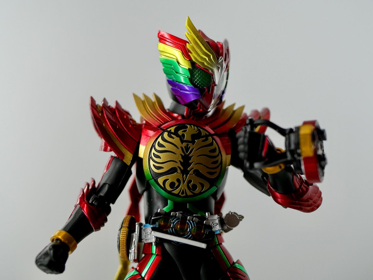 kobayu28's tweet photo. 真骨彫タジャドルコンボエタニティ！！

造形と塗装が完璧です。
ただ、背中の羽根のおかげでどこ持って良いかわからん…。

復活のコアメダルもう一度観ようかな。

#仮面ライダーオーズ 
#フィギュアーツ 
#オモ写 
#タジャドルコンボエタニティ https://t.co/GnLEJZvTeW