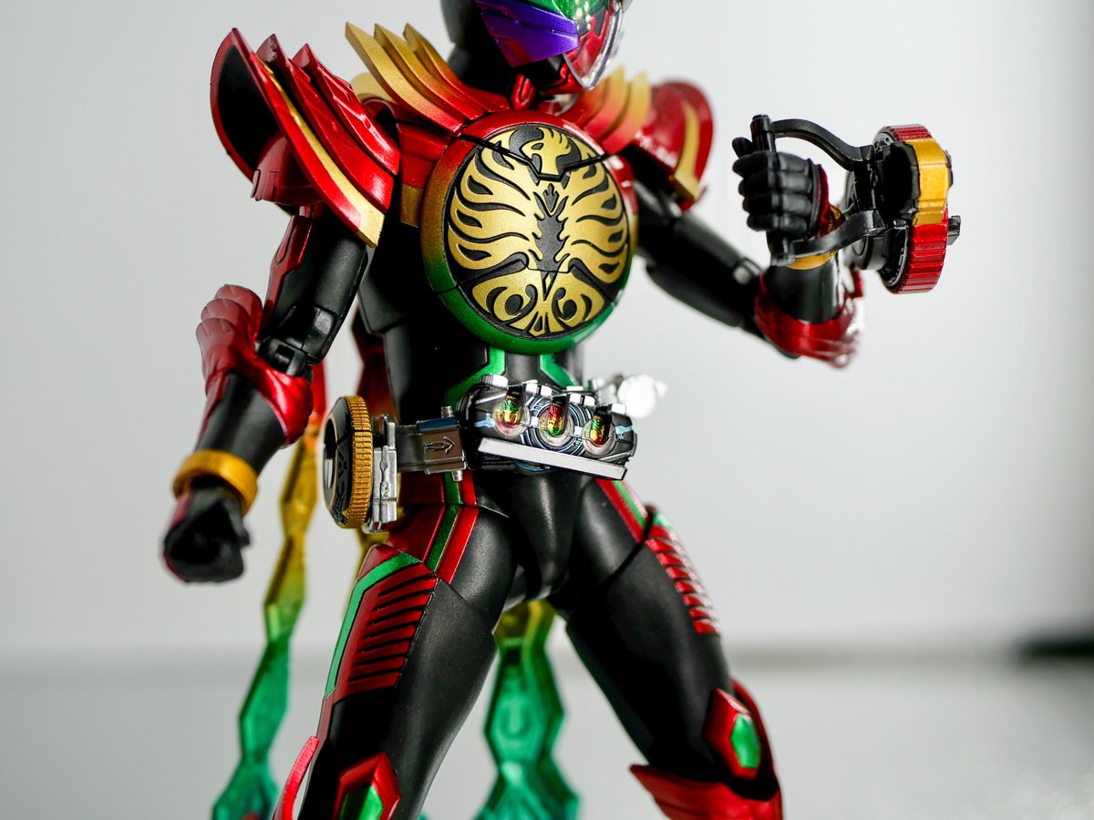 kobayu28's tweet photo. 真骨彫タジャドルコンボエタニティ！！

造形と塗装が完璧です。
ただ、背中の羽根のおかげでどこ持って良いかわからん…。

復活のコアメダルもう一度観ようかな。

#仮面ライダーオーズ 
#フィギュアーツ 
#オモ写 
#タジャドルコンボエタニティ https://t.co/GnLEJZvTeW