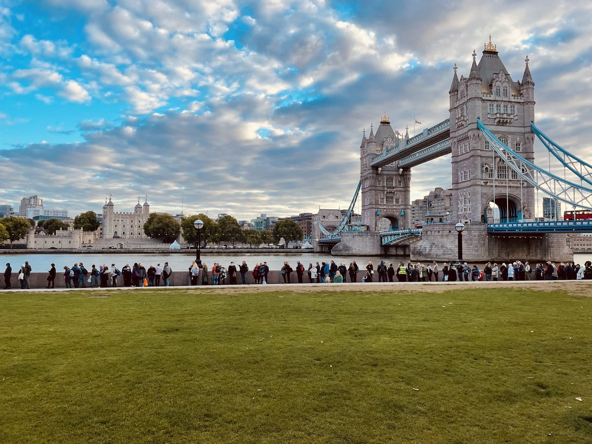 Rams88's tweet image. Sunrise in the queue 🇬🇧#QueenElizabethII #lyinginstatequeue @SkyNews @DailyMailUK