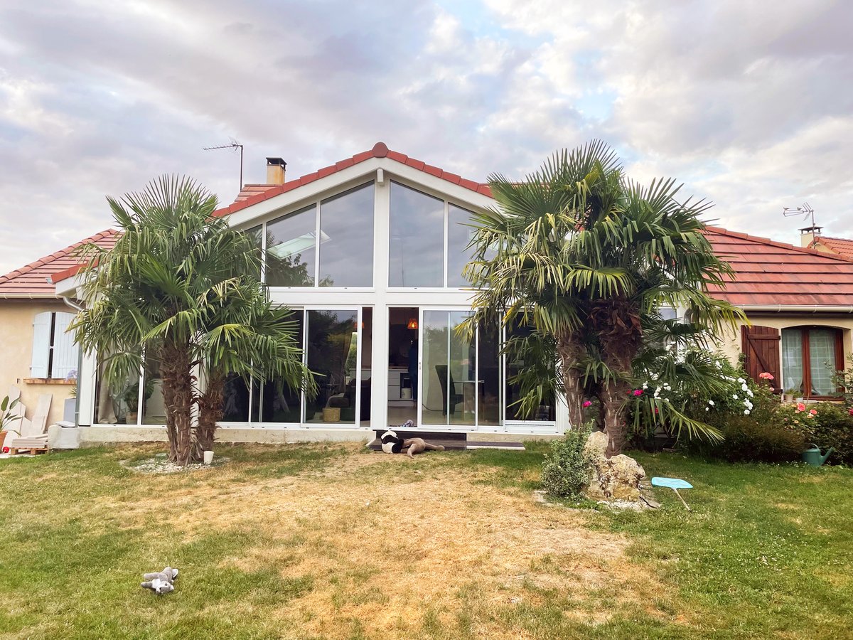 Une #véranda extension effet "WHAOU" 🤩😱
Ou comment donner une nouvelle dimension à sa maison ! 
Découvrez le magnifique projet d'Isabelle ici : vie-veranda.com/avis-clients/5…