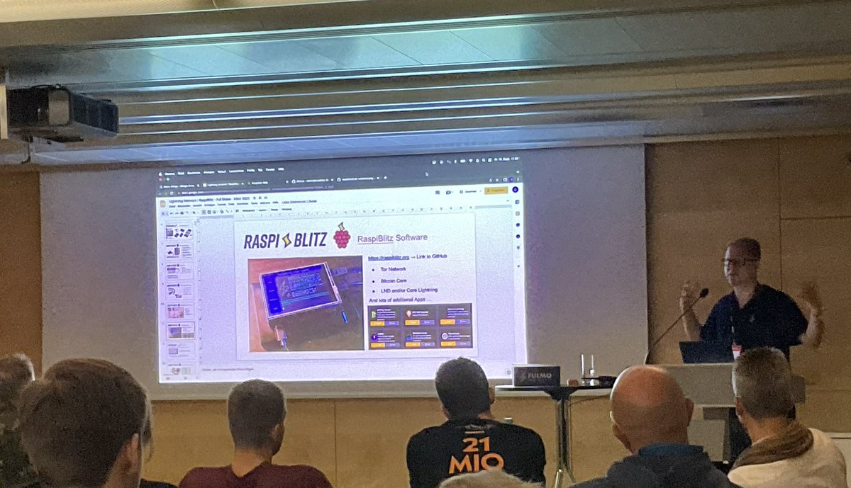 BTCMentoring's tweet image. Lightning Workshops an der @thebconf. Hier @rootzoll über das tolle @RaspiBlitz Projekt. #RunYourOwnNode