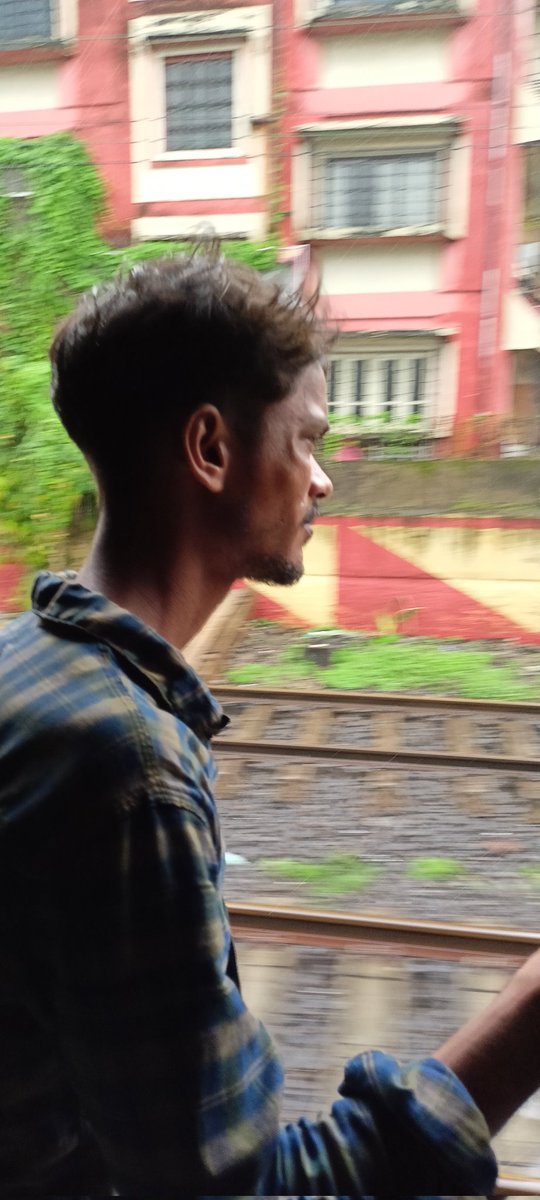 SnigdhaGuhaRoy1's tweet photo. Stay alert of this person. 4-5 more people work along with him.Supposedly thief/snatcher 
Told he is a hawker when asked to get down. Got up at Dhakuria station and got down at Ballygunge when he saw that everyone was getting cautious and I clicked a pic.
@ErRpf @rpfersdah https://t.co/MxgZZJwKtU