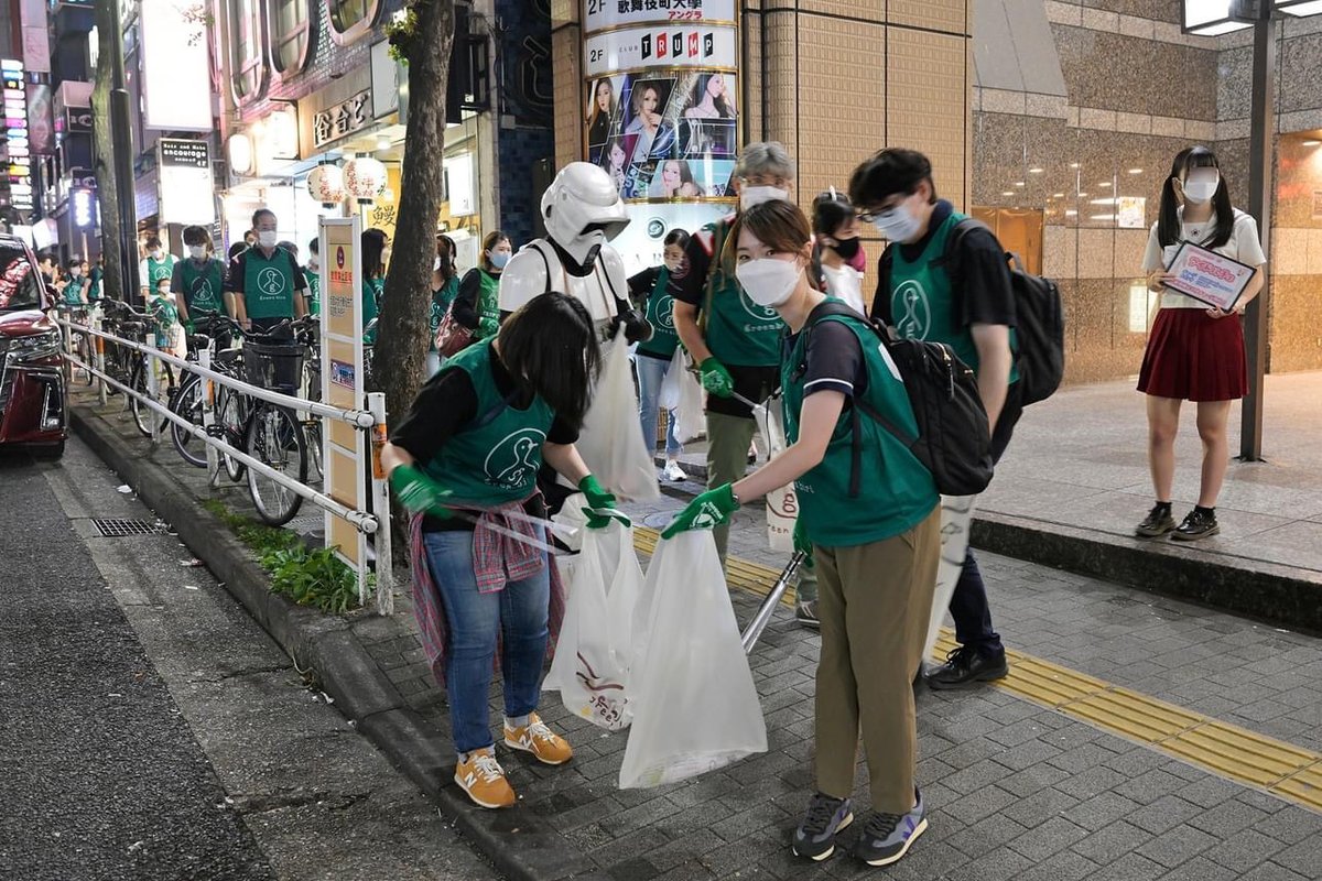 jp501st's tweet photo. 9月15日街の清掃活動を行っているGreen Bird歌舞伎町チームお手伝いを行いました。　#501st #501stGarrison #501stJapaneseGarrison #BadGuysDoingGood #GreenBird https://t.co/x4SgC3TMBO