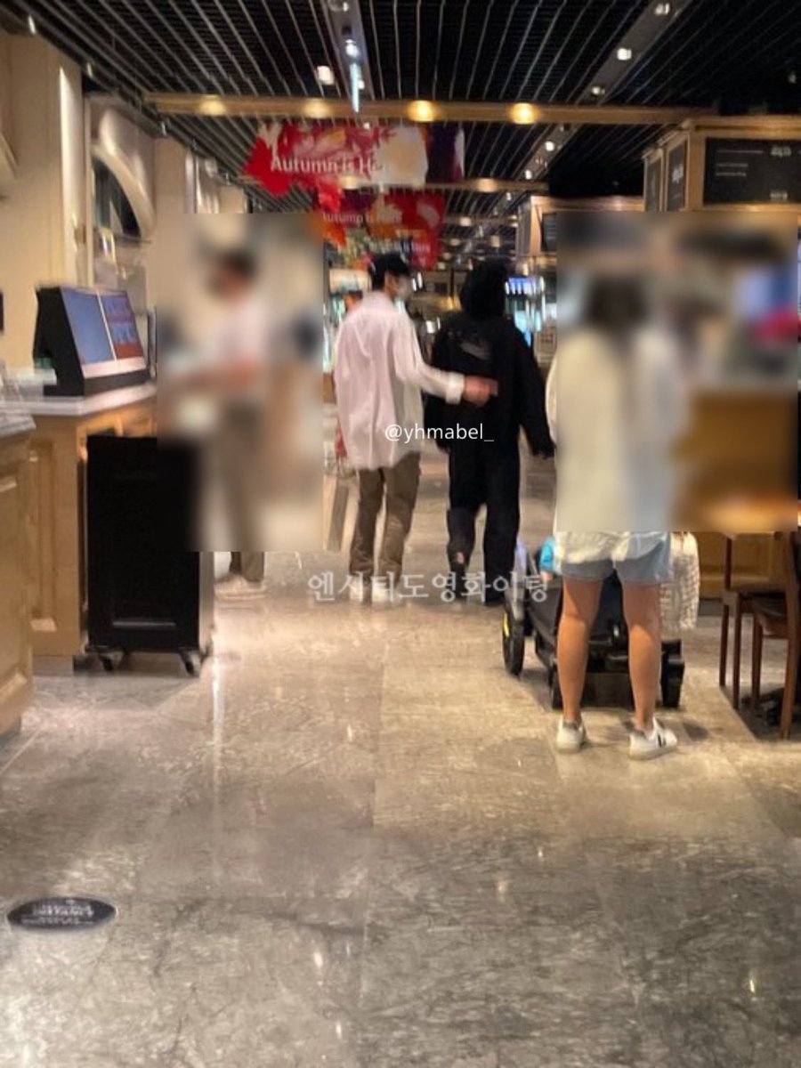 애인인가봐..곁을떠나지않네