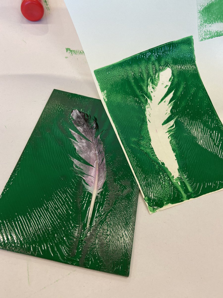 Miss_P_learns's tweet photo. A hands on 🖐 practical lesson to end the day yesterday. We explored finger printing and using natural resources to print in Art! 🎨 🖐 🪶 🦩 https://t.co/rsk7HS9fs1