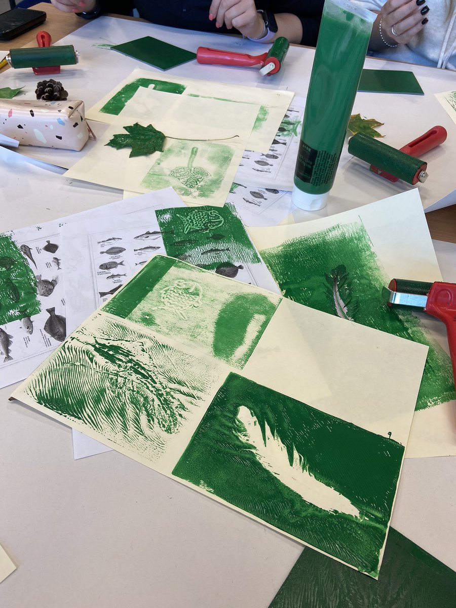 Miss_P_learns's tweet photo. A hands on 🖐 practical lesson to end the day yesterday. We explored finger printing and using natural resources to print in Art! 🎨 🖐 🪶 🦩 https://t.co/rsk7HS9fs1