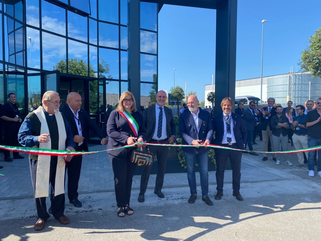 SyncroGroupsrl's tweet photo. Grand Opening of #PlantechCst
Thank you to the Cavezzo's Mayor Lisa Luppi per Cavezzo
President of the region Stefano Bonaccini
#thankyou #grandopening #emiliaromagna #Syncro #Plasmac #circulareconomy #PlanetApproved #Greenology #recycling https://t.co/eON3cf8XL3