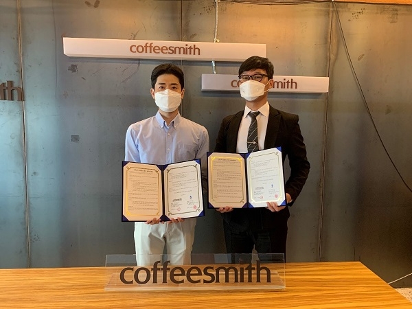 BERRYSTORE4's tweet photo. #BerryStore signed MOU with #CoffeeSmith...'synergy expectations'
BerryStore said it has signed an MOU with 'Coffee Smith', the coffee franchise, on participation in the decentralized advertising solution Bounty Mall.
NEWS : https://t.co/N7DMju8xxR https://t.co/1dOLslvkjA